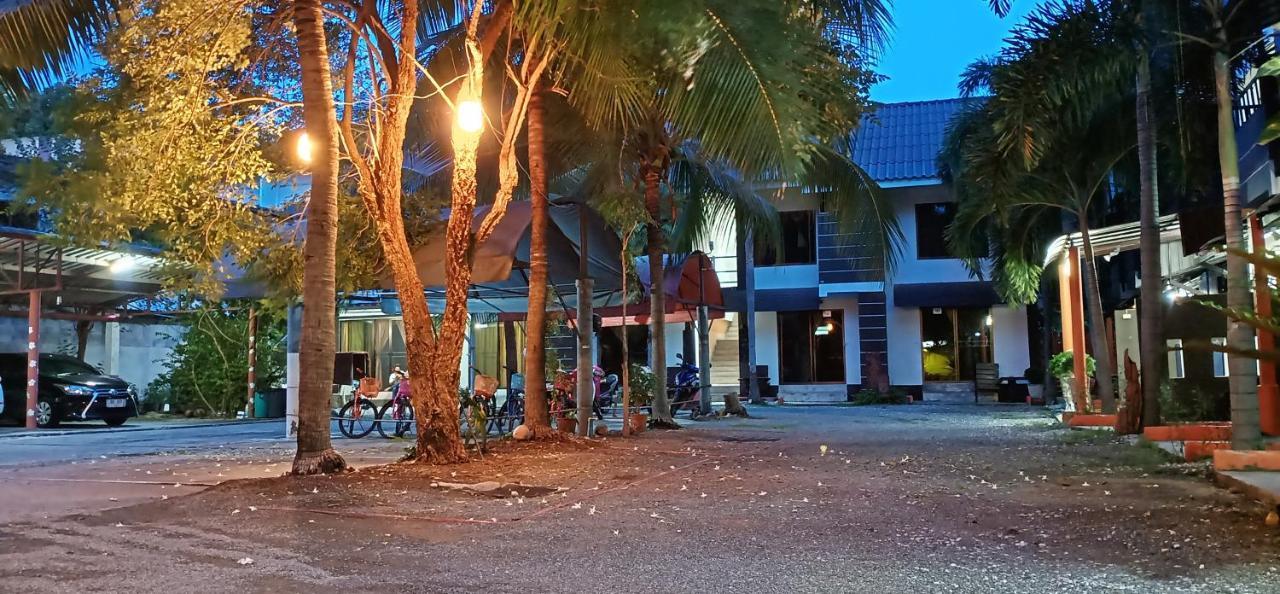 Banyan Resort Bangsaen Bagian luar foto